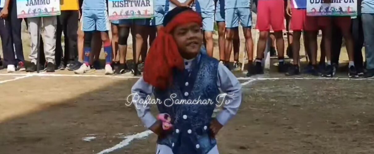 स्पोर्ट्स कार्यक्रम में नन्हे बच्चे मास्टर अखिल कुमार ने काला -काला कोट पर डांस कर कार्यक्रम का बांधा समां।